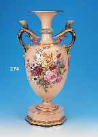 GROSSE FUSSVASE, KPM BERLIN, UM 1900, POR- ZELLAN, REICHE BUNTE BEMALUNG AUF ROSéFARBENEMGRUND, GROSSES AUSSERGEWöHNLICHES BOUQUET VON FEINER ...