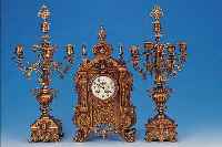 PENDULE MIT ZWEI BEISTELLERN, FRANKREICH, UM 1880, VERZIERTES MESSINGGUßGEHäUSE, HISTO- RISMUS, FLORALE BLATTORNAMENTIK, VOLUTENFüßE, IM ...