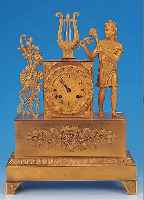PENDULE, FRANKREICH, UM 1820/30, VERZIERTES BRONZEGEHäUSE Z.T. FEUERVERGOLDET, IM UNTEREN SOCKEL MIT UMLAUFENDEN BLATTORNAMENTEN, FLORALVERZIERTE ...
