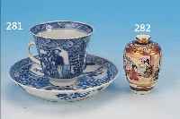 TASSE MIT UNTERTASSE, CHINA, 1. HäLFTE 18. JH., DüNNWANDIGES PORZELLAN, BLAUE FELDERBEMALUNG MIT REICHEM PERSONEN- U. ...