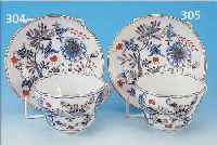 TASSE MIT UNTERTASSE, MEISSEN, UM 1870, POR-ZELLAN, BLAUES ZWIEBELMUSTER, ROT U. GOLDGE- HöHT,  BESTE ...