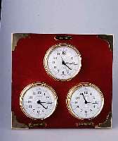 DUGENA 3-ZEITZONEN MARINEWANDUHR, DEUTSCH- LAND UM 1985, AUF EDELHOLZPLATTE 3 VERSCH. VONEINANDER UNABHäNGIGE QUARTZWERKE, üBER EINE ...