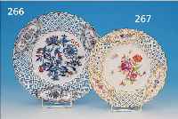ZIERTELLER, MEISSEN, UM 1880, PORZELLAN, FEINE BUNTE BLUMENBOUQUETMALEREI U. INSEKTEN, INNEN GR. BOUQUET, AM RAND DREI KARTUSCHEN MITKLEINEN ...