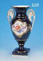DOPPELHENKELFUSSVASE, MEISSEN, UM 1924-34, PORZELLAN, KOBALTBLAUER FOND, GROSSE KARTU- SCHE MIT FEINER BUNTER BLUMENMALEREI, SCHöNES BOUQUET, ...