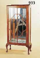VITRINE, FRANKREICH UM 1935, 3-SEITIG VERGL.NUSSBAUM/WURZELNUß FURNIERT, 2 GLASEINLEGEBö- DEN, 3-SEITIG VERGLAST, SCHLüSSEL FEHLT, GE- ...