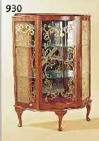 VITRINE,ENGLAND UM 1920/30, NUSSBAUMFURNIER,3-SEITIG VERGLAST MIT ORNAMENTEN, RüCKSEITIG VERSPIEGELT,2 GLASEINLEGEBöDEN, OHNE ...