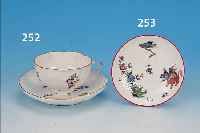 TASSE MIT UNTERTASSE, MEISSEN, UM 1740/50, PORZELLAN, GOTZKOFSKY MODELL, IN DER TASSEN- WANDUNG VIER RELIEFIERTE WEISSE BLUMENBOU- QUETS, ...