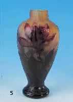 VASE, DAUM NANCY, SIGN., UM 1900, FARBLOSES GLAS, ZWISCHEN DEN SCHICHTEN STREI- FIG GELB U. DUNKELROT EINGEPUDERT, PUPURROTER ...