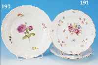 TIEFER TELLER, MEISSEN, 2. WAHL, UM 1860, PORZELLAN, BUNTE BEMALUNG, MITTIG GROSSE BLUMEN, AUSSEN VIER STREUBLüMCHEN, TELLERFORM ...