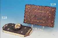 GESCHENKSCHATULLE, DEUTSCH, FRANKFURT, UM 1730-40, HOLZKORPUS MIT GEPRäGTEM LEDER BESPANNT, RESTE ALTER VERGOLDUNG, DECKEL- KARTUSCHE ...