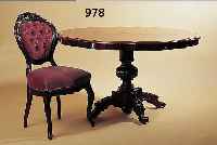 TISCH MIT 4 STüHLEN, WOHL HOLLAND, UM 1870, NUßBAUMFURNIER, Z.T. MASSIV, GESCHNITZTER FUß,TISCH M: 72X130X98 CM, STüHLE: 95 CM, SH:45 ...