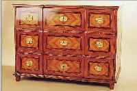 KOMMODE, SüDDEUTSCH, UM 1800, ULMENFURNIER,INTARSIENARBEITEN AUS BIRNE, RüSTER UND MAHA- GONI, LEISTENTEILE, FüßE U. BESCHLäGE SEK., KORPUS ...