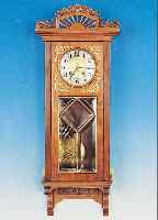 WANDUHR, JUGENDSTIL, WOHL DEUTSCH, UM 1900/10, HELLES VERZIERTES HOLZGEHäUSE, ORIG. AUF- SATZ MIT FLORALEN SCHNITZEREIEN, SCHWUNG- BEREICH DES ...