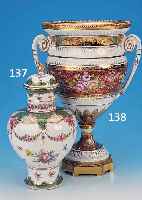 GROßE AMPHORENVASE, 20.JH. PORZELLAN, HANDBEMALT, METALLSOCKEL, H. 43 CM