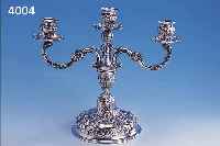 3-ARMIGER KERZENLEUCHTER, DEUTSCH CA. 30ER JAHRE, BAROCKSTIL, REICH RELIEFIERT MIT ROCAILLEN UND BLüTEN, SCHöNE SCHWERE AUSF., ZISELIERT, ...