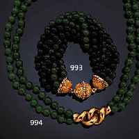 KETTE AUS JADEKUGELN, DEUTSCH 70ER JAHRE, ENDLOS, ZWISCHENTEILE GG 750/000 GEPR., L. CA. 90 CM