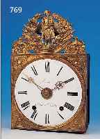 COMTOISE, FRANKREICH, UM 1820/30, GEPRäGTE MESSINGUMRANDUNG MIT GETEILTER SICKE, IM GIE- BEL NAPOLEON I. IN TYPISCHER HALTUNG, UMRANKT VON ...