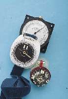 REISE-WANDERMESSGERäTE-KONVOLUT: LAGERBEST./UNGEN., 1X ALTIMETER (BAROMETER U. HöHENMESSER), 1X AUTODREHKOMPAß, 1X ARMBANDKOMPAß, 1X ...