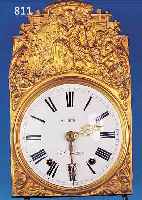 COMTOISE MIT VIERTELSTUNDENSCHLAG AUF DREI GLOCKEN, FRANKREICH UM 1870/80, GEPRäGTE MESSINGUMRANDUNG, IM GIEBEL DARSTELLUNG EINER ...