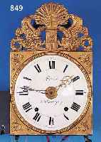 COMTOISE, FRANKREICH, UM 1820/30, 3-GETEILTEGEPRäGTE MESSINGUMRANDUNG, IM GIEBEL FABEL- TIERE MIT PALMETTEN, EMAILZIFFERBLATT (BEI ZIFFER 12 ...