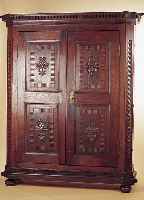 GROßER SCHRANK, SCHWABEN 1790/1810, EICHE MASSIV, SCHNITZEREI AUS VOLLEM HOLZ, ZAHNFRIES MIT AUSBRüCHEN, SEITEN U. FRONT JE- WEILS ...