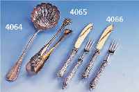 ZUCKERSTREULÖFFEL, EMILE PUIFORCAT, FRANKREICH UM 1870/80 950ER SILBER, WELLENGUILLOCHE, PUNZIERT UND NACHGESTOCHEN, RÜCKS. KARTUSCHE MIT ...