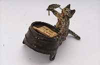 WIENER BRONZE. KATZE SCHREIBT LIEBESBRIEF, NATURALISTISCHE DARSTELLUNG, BT. STAFFIERT, MONOGR. FRANZ BERMANN, WIEN, CA. 3.8 X 3.5 CM