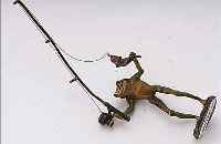 WIENER BRONZE: FROSCH BEIM ANGELN, NATURALISTISCHE DARSTELLUNG, VOLLPLASTISCH, MONOGR. FRANZ BERMANN, WIEN, BT. STAFFIERT, H CA. 15 CM