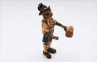 WIENER BRONZE: BAYERISCHER FROSCH IN LEDER- HOSE MIT MAßKRUG, LEBENDIGE DARSTELLUNG, VOLLPLASTISCH, BT. STAFFIERT, H CA. 7 CM, MONOGR. ...