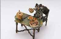 WIENER BRONZE: KATZE AM KAFFEETISCH, VOLLPLASTISCHE LEBENDIGE DARSTELLUNG, BT. STAFFIERT, MONOGR. FRANZ BERMANN, WIEN, CA. 5 X 5 X ...