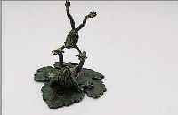 WIENER BRONZE. 2 TURNENDE FRöSCHE AUF BLATT, VOLLPLASTISCH, BT. STAFFIERT, LEBENDIGE DARSTELLUNG, H CA. 5.5 CM, MONOGR. FRANZ BERMANN, ...