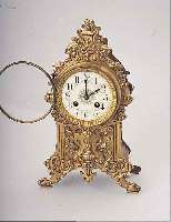 PENDULE, FRANKREICH UM 1880, MESSING HALB- RELIEFIERT, TATZENFüßE, EMAILBL., OBERH. LöWENKOPFDARST., SEITL. RANKENDEKOR, 8-TAGE- WERK M. ...