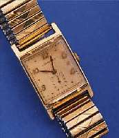 LONGINES HERRENARMBANDUHR, SCHWEIZ/USA UM 1958, GG-FILLED, BODEN GEDR., ZUGGLIEDERB. SPäTER, 17 ST., FORMANKERW., KAL. 9L, KOMP.- UNR., GEBL. ...