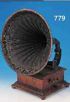TRICHTERGRAMMOPHON, UM 1920, HOLZGEHäUSE, METALLTRICHTER, 65 X 34 X 34 CM KORRODIERT UND FARBABBLäTTERUNGEN, ...