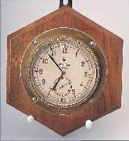 ZENITH EINBAUUHR CHRONOMETRE, REF.-NR. 2231,SCHWEIZ UM 1940, ALS WANDUHR M. 8-TAGEWERK, GANGRESERVEANZ. DURCH FENSTER BEI 12, MAHAGO- NIGEH. ...