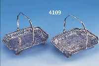 2 HENKELANBIETSCHALEN, PERSIEN ISFAHAN UM 1910/20, REICH ZISELIERT, RAND MIT SäGEAR- BEIT, HENKEL UMKLAPPBAR, TYPISCHE ORNAMENTIK MIT BLüTEN ...