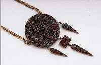 COLLIER MIT GRANATEN, UM 1880/90, ÖSTERREICH, METALL VERGOLDET, KETTCHEN SEK., L. CA. 36 CM, RüCKS. REP.-STELLEN