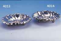 ANBIETSCHALE, RUMäNIEN 30/40ER JAHRE, 800ER SILBER, TREIBARBEIT, 3 KUGELFüßE, STIL. BLüTENFORM, D CA. 25 CM, CA. 435 G, QUALI- ...