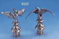 2 KORKENAUFSäTZE, ÖSTERREICH/UNGARN UM 1890, SILBER, JEWEILS MIT NATURALISTISCHE ADLER- BEKRöNUNG, H CA. 9.5 CM, SCHWERE AUSFüHRUNG