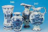ZWEI KRüGE, DELFT, 20. JH., FAYENCE, H. 20/21 CM, EINE KANNE AM STANDRING BEST.