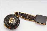 GELDBEHäLTER, SCHILDPATT, ENGLAND UM 1850, MIT CHATELAINE, METALL VERGOLDET, MIT LEDERBEZUG, OBERTEIL EBENFALLS MIT SCHILDPATT-WAP- PEN, BöRSE ...