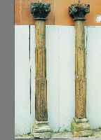 PAAR SäULEN, INDIEN, UM 1800, HOLZ GESCHNITZT MIT SANDSTEINBASEN, RESTE ALTER FASSUNG, H. CA. 220 CM, HOLZ ...