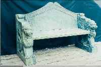 GARTENBANK, ITALIEN, RENAISSANCESTIL, GRüNGEäDERTER MARMOR, WANGEN IN FORM VOLL- PLASTISCHER GEFLüGELTER LöWEN, H. CA. 88 CM, B. CA. ...