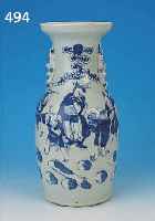 VASE, CHINA, UM 1930, PORZELLAN, BLAUMALEREI UNTER DER GLASUR, LEHRER MIT KINDERN, ANGEDEUTETE HENKEL, H. CA. 44 CM