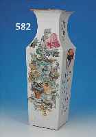 VIERKANTVASE, CHINA, UM 1910-15, PORZELLAN, BUNT BEMALT MIT PALASTSZENE, SEITLICH SCHRIFT-ZEICHEN, ANGEDEUTETE HENKEL, LEICHT BERIEBEN, H. CA. 56 CM