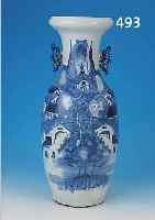VASE, CHINA, UM 1915-25, PORZELLAN, BLAUE LANDSCHAFTSDARSTELLUNG MIT PERSONEN, ANGEDEU- TETE HENKEL, H. CA. 59.5 CM