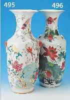 VASE, CHINA, UM 1920-30, PORZELLAN, BUNT BEMALT MIT BLUMEN, RüCKSEITIG SCHRIFT- ZEICHEN, ZWEI ANGEDEUTETE HENKEL, H. CA. 58 CM