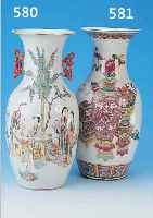 VASE, CHINA, UM 1920-25, PORZELLAN, BUNT BEMALT IM STIL DER FAMILLE ROSE, DAMEN MIT KINDERN IM GARTEN, H. CA. 42.5 CM