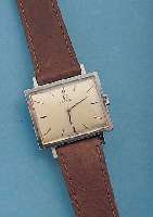 OMEGA HERRENARMBANDUHR, REF.-NR. 111/001, SCHWEIZ UM 1967, EDELST., BODEN GEDR., VERS. BLATT, AUFGES. WG-STD.-ZEICHEN, RUNDANKERW., ROTVERG., 17 ...