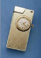 SWISSAM BENZINFEUERZEUG M. EINGEBAUTER UHR, ELOXIERTES ALUMINIUM, MAßE CA. 60 X 28 X 12 MM, STIFTENANKERRUNDW., GEHFäHIG/INTAKT, GLAS FEIN ...